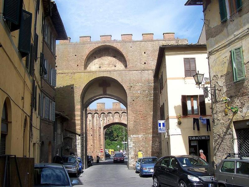 Ampio Monolocale Nel Centro Storico Di Siena Apartment Bagian luar foto